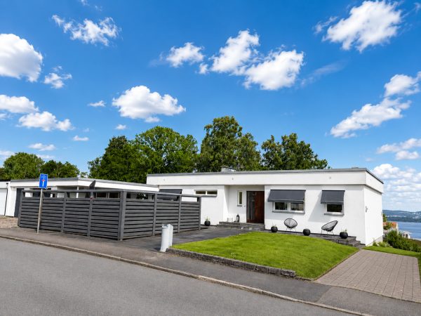 En av Övre Bymarkens mest attraktiva adresser, med milsvid utsikt över Vättern