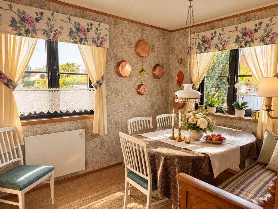 Solig skandinavisk matplats med vintage charm